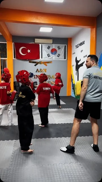 Taekwondo çalışmasından bir kare